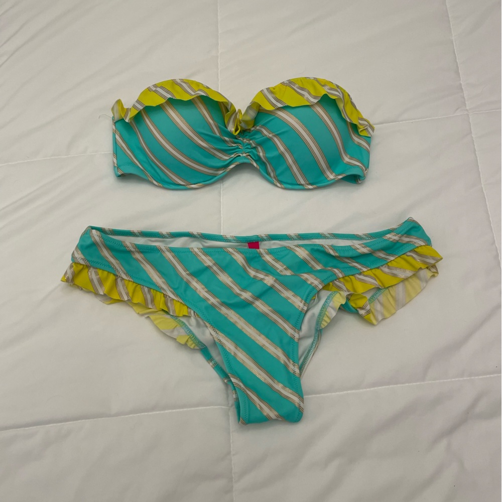 Adorable Victoria’s Secret teal 2 piece swimsuit